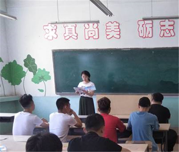 裝飾藝術(shù)系召開社會(huì)實(shí)踐活動(dòng)表彰會(huì)