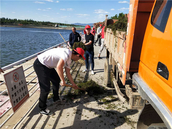 汽車系、機(jī)械系、藝術(shù)系共同開展環(huán)境保護(hù)志愿服務(wù)活動(dòng)