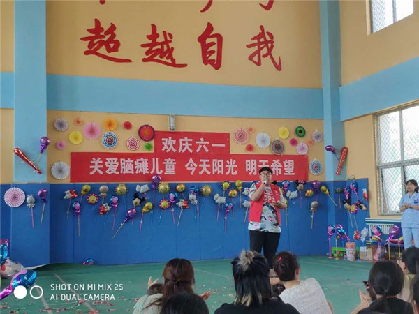 信息系、經管系志愿者服務隊與殘疾孩子共度六一節國際兒童節