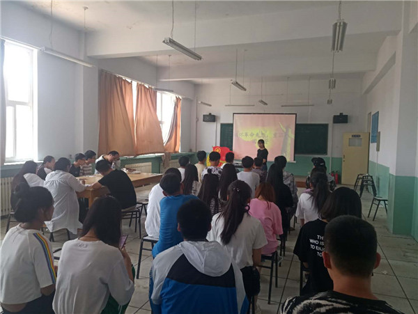 應用外語系開展“緬懷革命先烈，重溫入團誓詞”主題團會活動