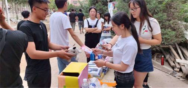 裝飾藝術與機械、信息系聯合舉辦募捐活動