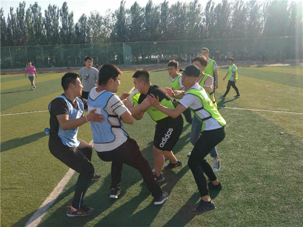 汽車工程系組織學生進行拓展訓練