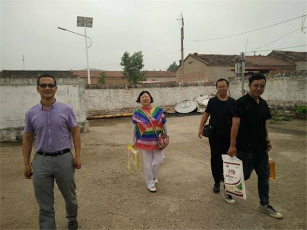 我院裝飾藝術系和土木工程系領導看望駐村隊員