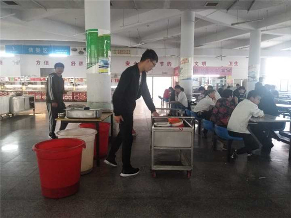 信息工程系開展“光盤行動，回收餐盤，文明用餐”活動