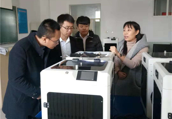 新宏昌重工集團領導來我院洽談校企合作事宜