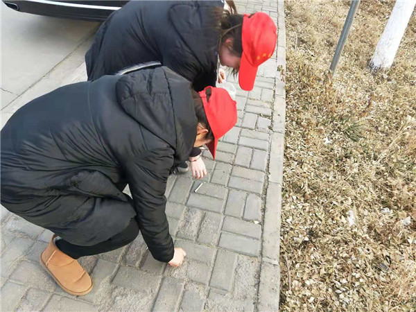 應(yīng)用外語系志愿者開展“遠離煙草 校園凈化”專項整治活動