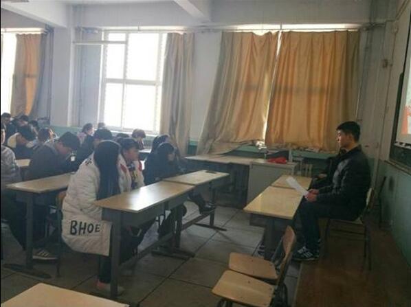 裝飾藝術(shù)系開展“踐行新思想 擁抱新時(shí)代”主題班會(huì)活動(dòng)