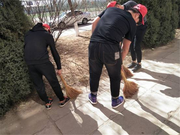 裝飾藝術(shù)系開展“校園環(huán)境衛(wèi)生大清掃”活動(dòng)