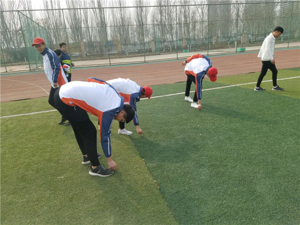 汽車工程系組織開展“學(xué)雷鋒”清潔校園活動(dòng)