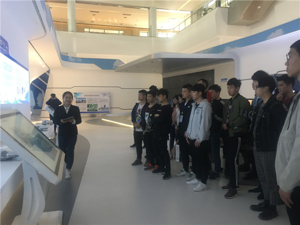 信息工程系百名學子赴張家口空港經濟技術開發區參觀學習