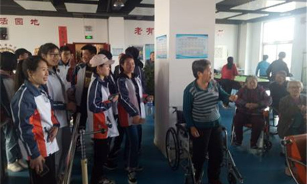 裝飾藝術系、機械工程系慰問春雷敬老院