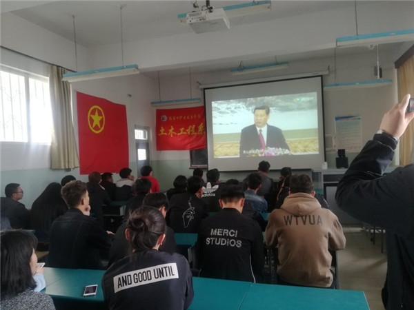 土木工程系組織部分學生觀看影片《厲害了，我的國》