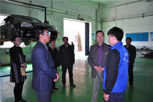 學院領導慰問汽車工程系困難學生楊云升