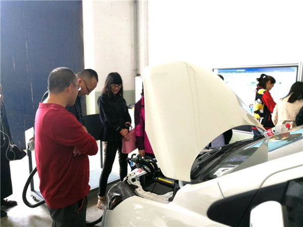 汽車工程系組織教師開展新能源汽車操作培訓