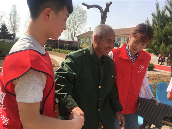 信息工程系開展“關(guān)愛孤寡老人 弘揚傳統(tǒng)美德”送溫暖活動