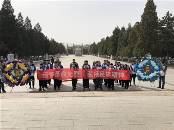 學院團委聯合社科部開展清明祭掃活動