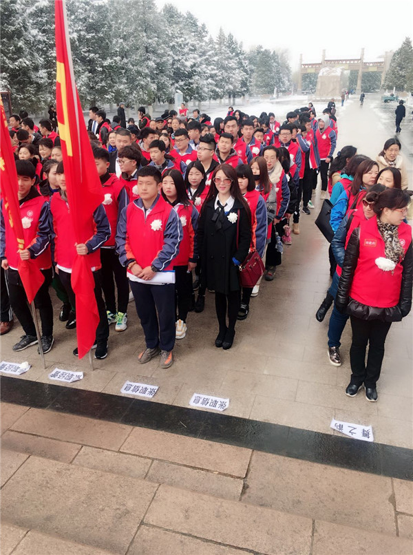 信息工程系愛心志愿者赴烈士陵園開展祭掃活動