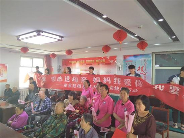 裝飾藝術(shù)系開(kāi)展“千只康乃馨，愛(ài)心送母親”活動(dòng)