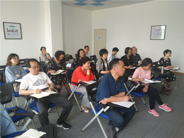 社科部組織教師參加新教材網絡培訓