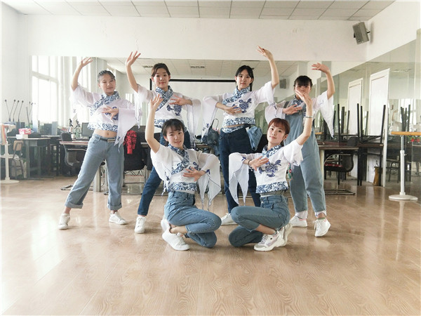 信息工程系開(kāi)展“舞出風(fēng)采，蹈出快樂(lè)”廣場(chǎng)舞教學(xué)活動(dòng)