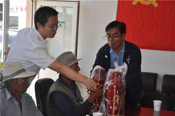 學院領導慰問我院定點幫扶村老黨員