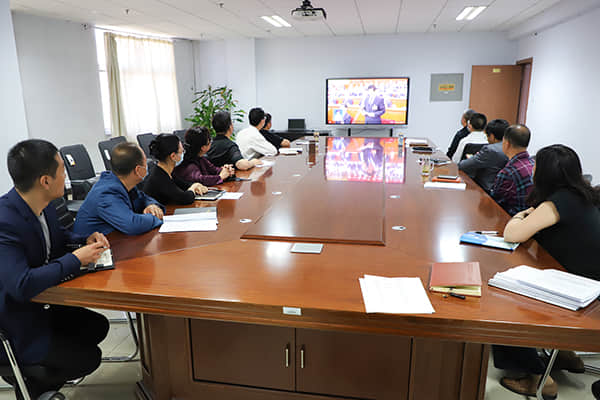 學院組織中層以上干部集中收看“兩會”開幕盛況