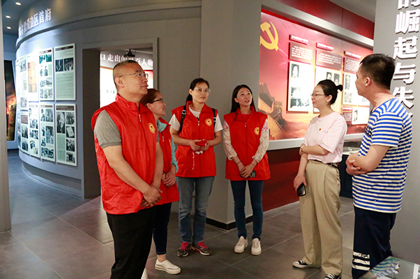 院長王立軍與青年黨員教師深入社區開展黨建共建