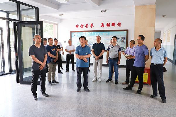 黨委書記馮印濤對綜合行政樓辦公場所使用和教學樓維護修繕情況進行督導檢查