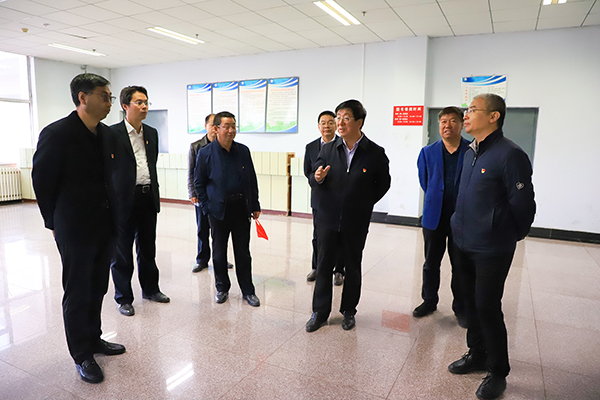 學院領導馮印濤、王立軍督導校園改造工程收尾工作