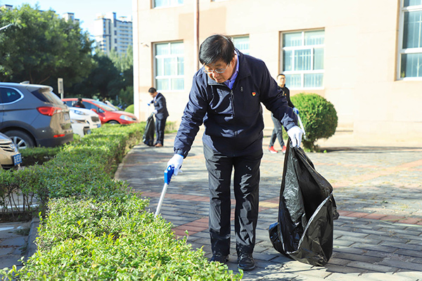 我院師生共同進行校園環境衛生清理
