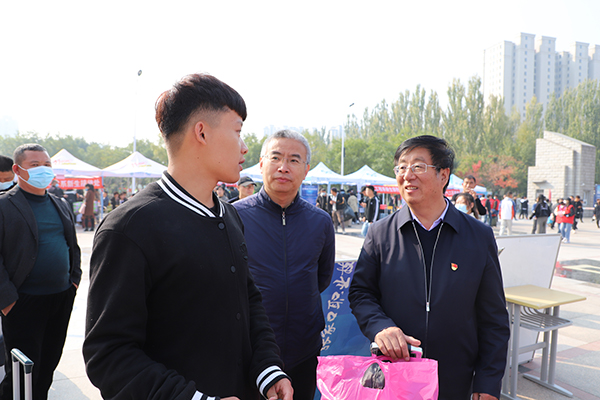 黨委書記馮印濤、院長王立軍視察2020級新生報到及接待情況