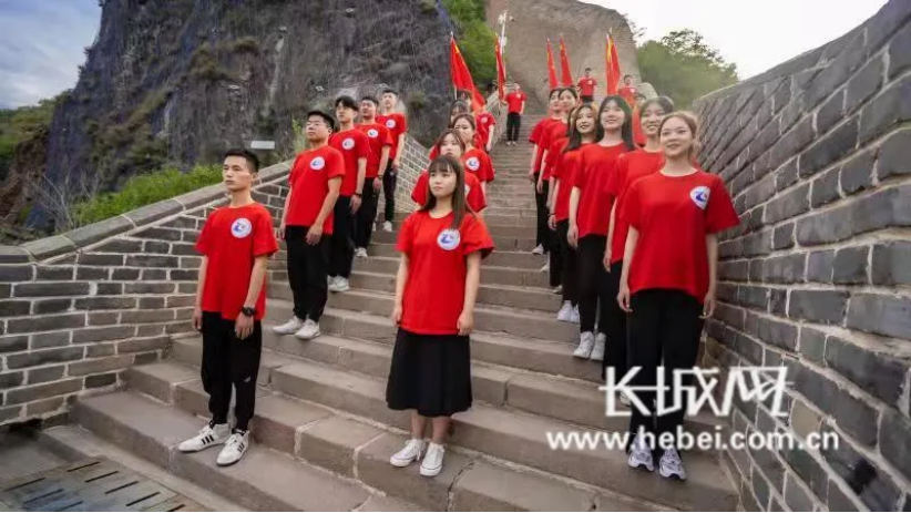 張家口職業技術學院師生唱響《歲月征程》