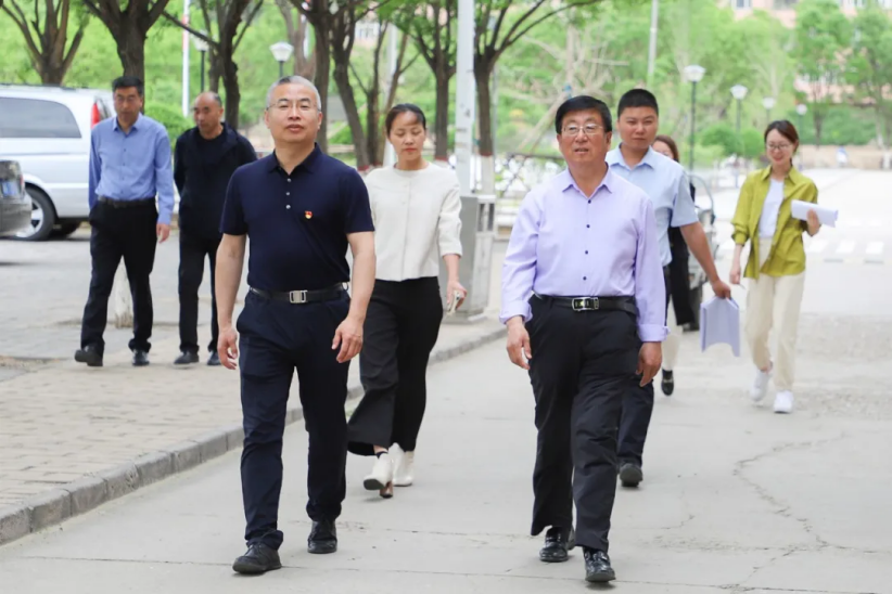 馮印濤就推進校園整體規劃設計方案落地進行現場調度