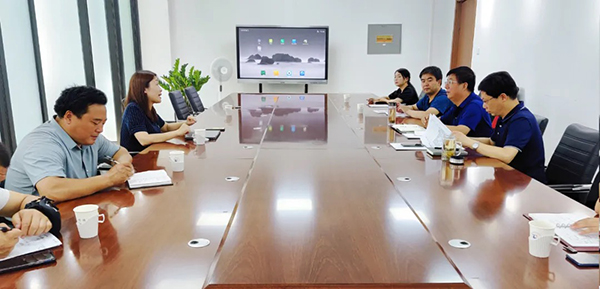 馮印濤會(huì)見(jiàn)遠(yuǎn)洋航空總經(jīng)理周童一行