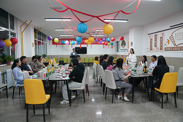 學院舉辦“青春張職院 情暖中秋節” 青年教師團建活動