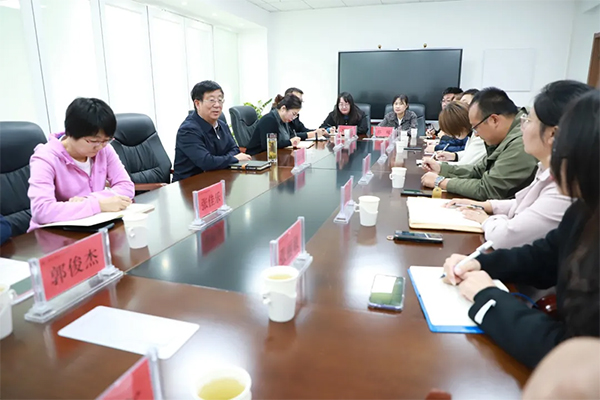 黨委書記馮印濤主持召開青年教師代表座談會