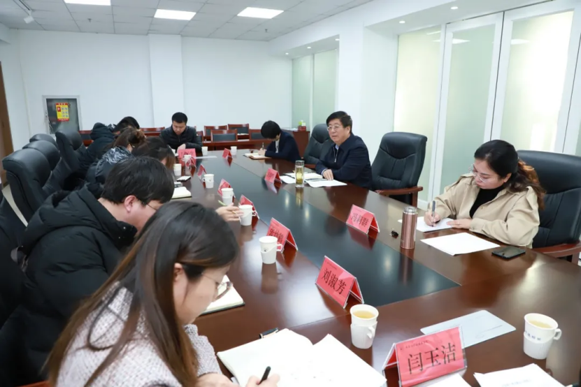 黨委書記馮印濤與校內(nèi)掛職干部進(jìn)行座談