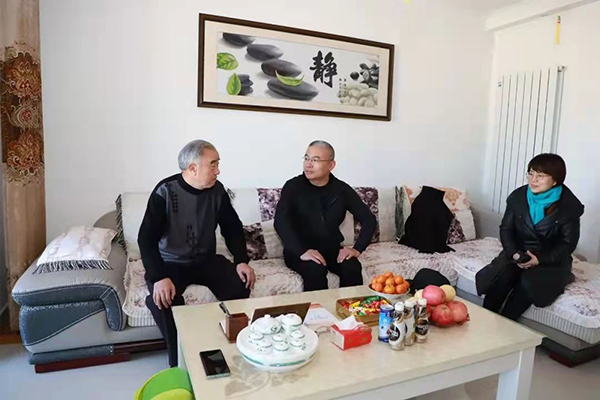 學院領導慰問部分老干部、老黨員和困難黨員、困難教職工