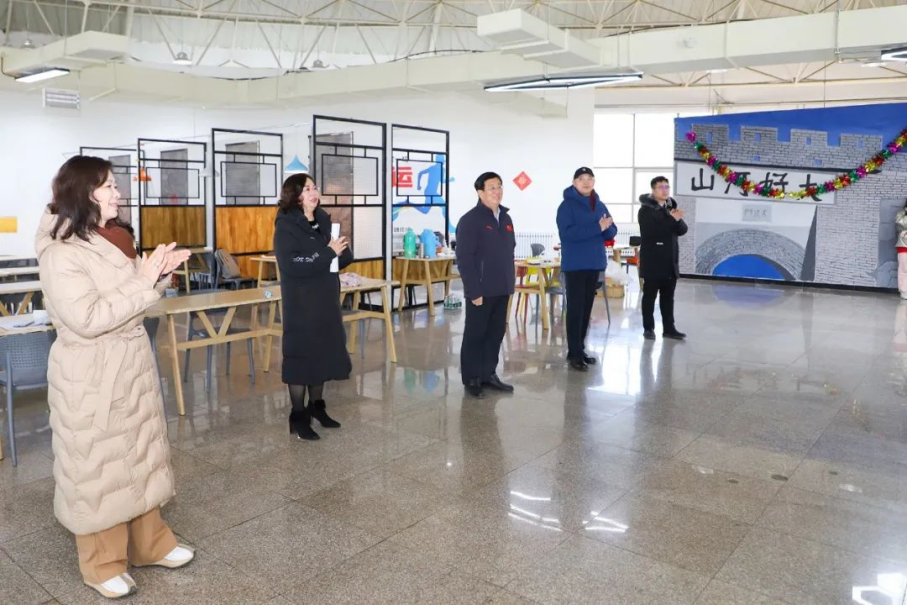 黨委書記馮印濤為即將參加冬奧重點文化活動演出師生加油鼓勁兒