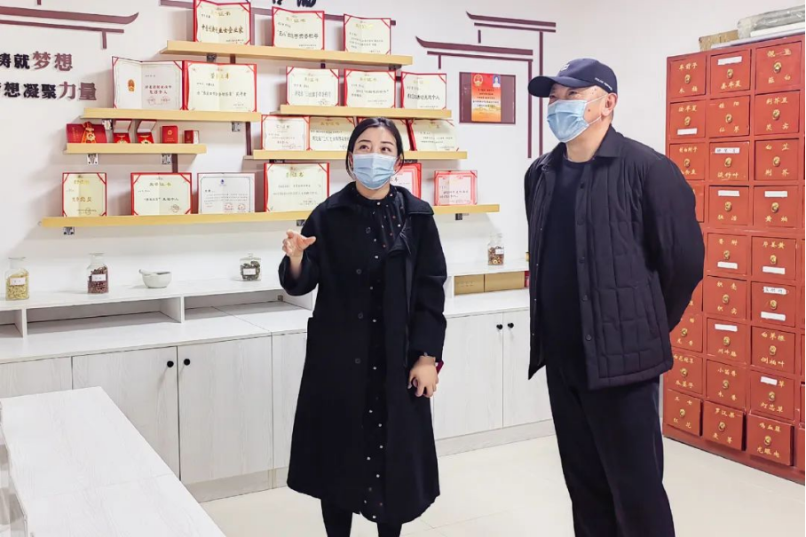 副院長張東兵帶隊赴社區(qū)開展校社企合作交流