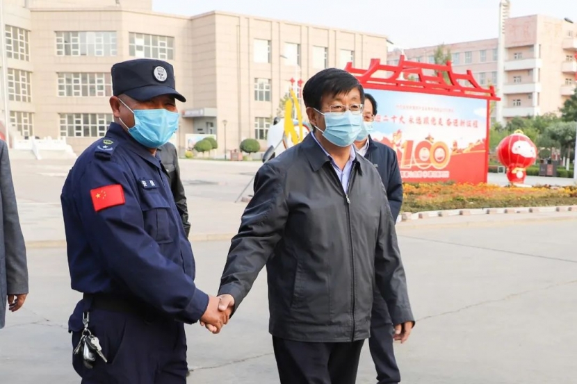 學院領導慰問堅守工作崗位的服務保障人員和教職員工