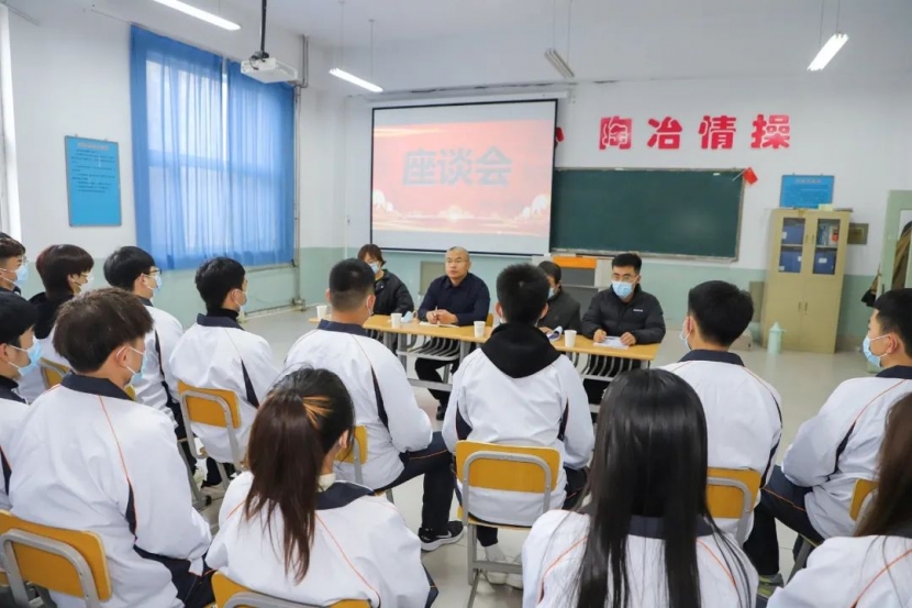 院長王立軍與機電工程學院學生代表進行座談