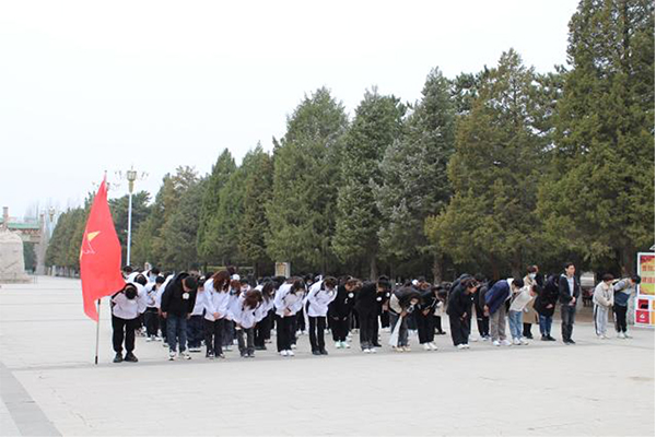 我院青年師生清明祭奠英烈